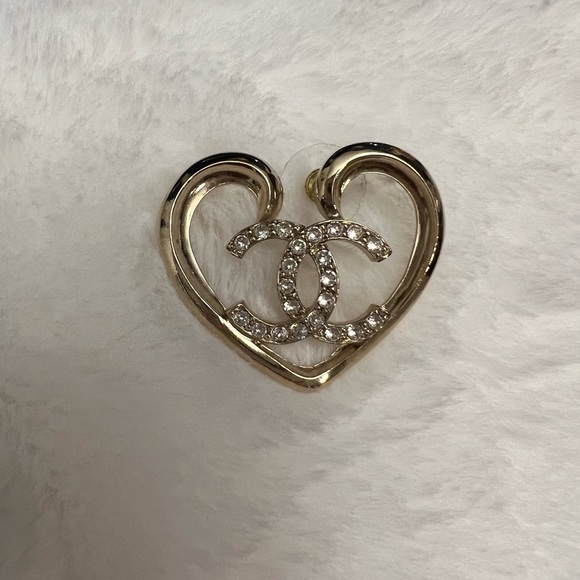 Chanel 23C CC Light Gold & Crystal Heart Earrings - Picture 4 of 11